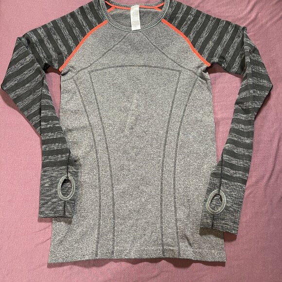 Ivivva (Lululemon) Girl’s Fly Tech Long Sleeve Tee in gray w/ stripes - size 10 - Picture 2 of 7